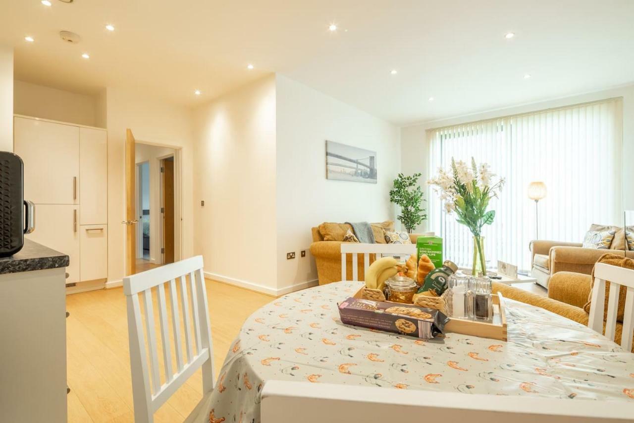 Central Bedford: Two Bedrooms, Breakfast Basket المظهر الخارجي الصورة