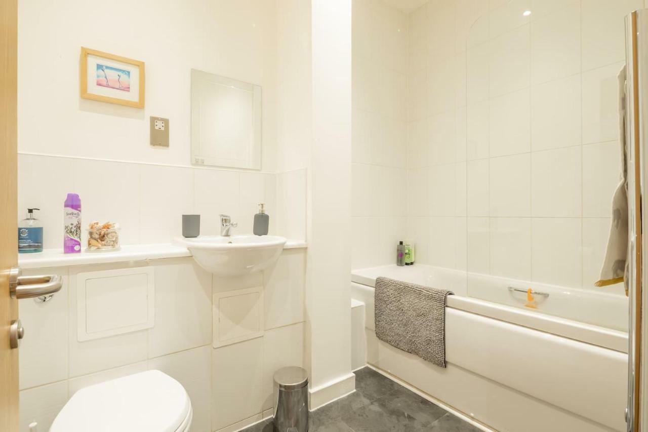 Central Bedford: Two Bedrooms, Breakfast Basket المظهر الخارجي الصورة